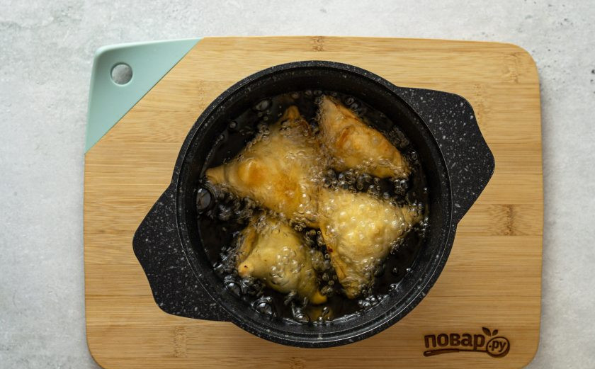 1. Этап. Индийские самосы с картошкой и горошком: Разогрейте растительное масло. Обжарьте пирожки 5-7 минут на среднем огне.