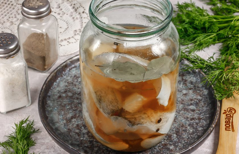 1. Этап. Малосольный судак: Спустя пару дней рассол вытянет из нарезки кровь, кусочки судака станут малосольными. Попробуйте их на вкус. Если хотите чтобы они стали более солеными на вкус, то оставьте их в рассоле еще на сутки.