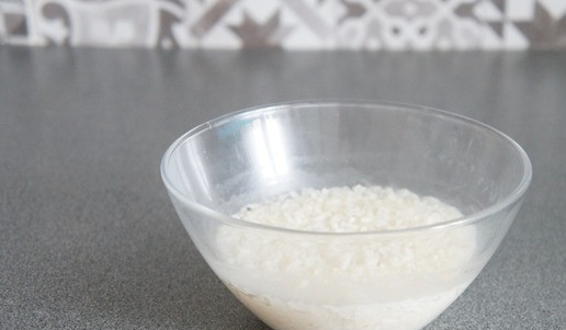 1. Этап. Ленивые голубцы в беконе: Рис промыть, залить горячей водой и 1 минуту проварить в микроволновке. Воду слить.