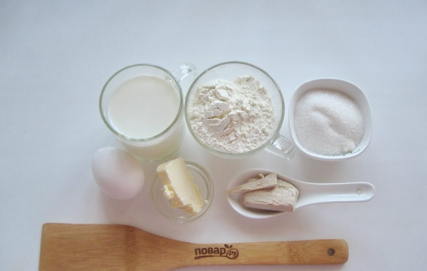 1. Этап. Дрожжевое тесто в планетарном миксере: Подготовьте ингредиенты для приготовления дрожжевого теста.