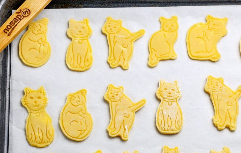 1. Этап. Домашнее печенье: Разогрейте духовку до 180 градусов и застелите противень пергаментной бумагой. Выложите фигурки на бумагу и отправьте в духовку на средний уровень.