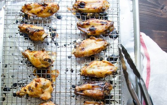 1. Этап. Острые куриные крылышки с медом: Затем вытащите из духовки, переверните и смажьте ещё раз маринадом. Отправьте запекаться на 8-10 минут.