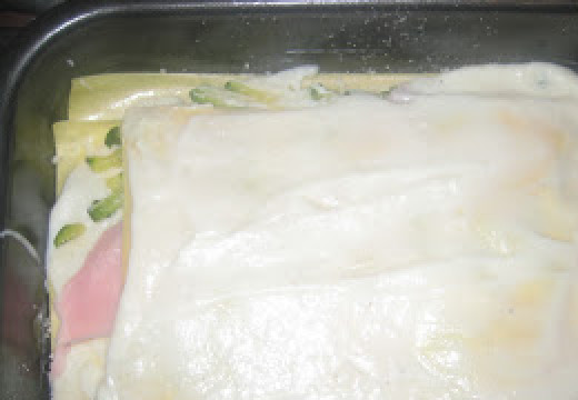 1. Этап. Лазанья из кабачков: Верхний слой смажьте соусом.