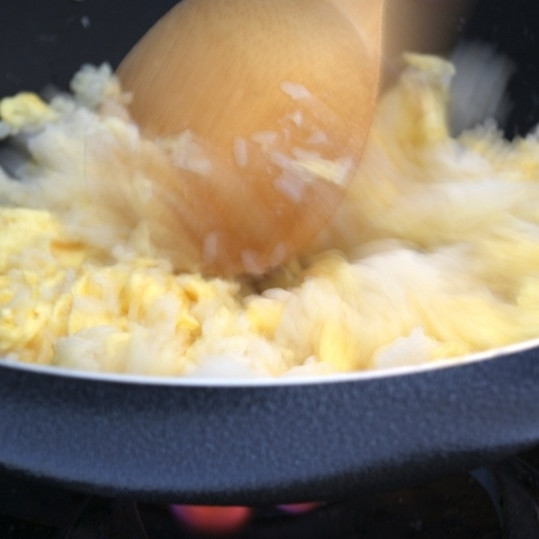 1. Этап. Рис с жареными креветками по-китайски: Затем добавляем рис и, быстро перемешиваем, обжариваем рис с яйцами. Нам нужно, чтобы рис скрепился с яйцами, но при этом не превратился в кашу.