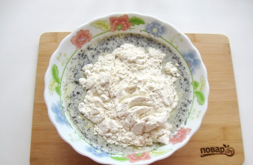 1. Этап. Горчичный кекс: Всыпьте в миску муку. Потребуется полтора стакана объемом 200 мл. В такой стакан входит ровно 150 грамм муки.