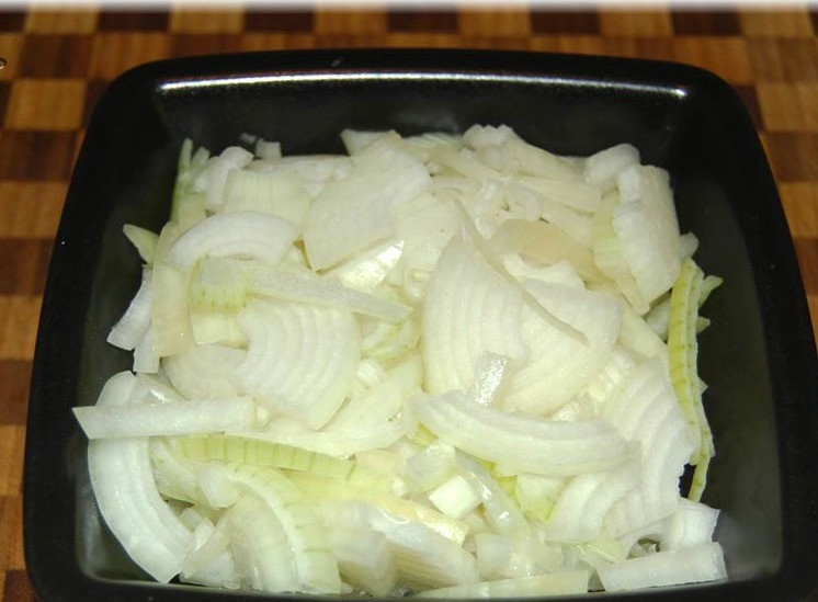 1. Этап. Мясо по-татарски: 2. Луковицы очистить и нарезать.