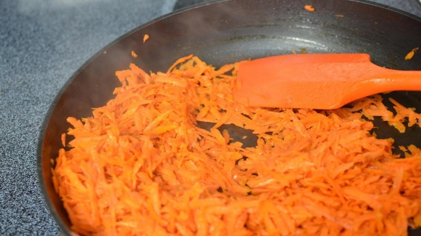 1. Этап. Салат с курицей и опятами: Все готовые ингредиенты, то есть курицу, горошек, опята, лук и огурчики, складываем в общую салатницу. В сковородке до мягкости обжариваем натертую на корейской терке морковь. Добавляем ее в салатницу.