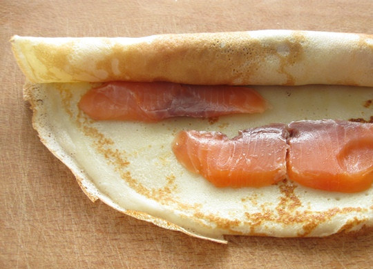 1. Этап. Рулетики из блинчиков с начинкой: 9. Свернуть рулетом, плотно прижимая блинчик. В такие рулетики из блинчиков с начинкой в домашних условиях можно также добавить кусочек свежего огурчика.