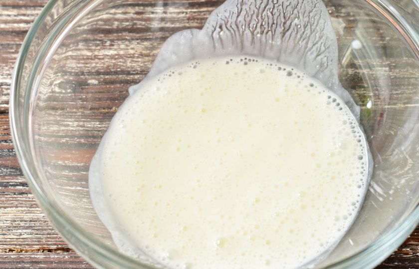 1. Этап. Пицца с креветками и рукколой: В миску влейте теплый кефир, добавьте соль, сахар и соду, перемешайте. Кефирная масса станет пышной из-за реакции с содой.