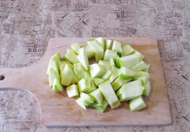 1. Этап. Смузи из слив, банана и яблока: Из яблока вырежьте сердцевину и нарежьте кубиками.