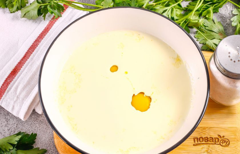 1. Этап. Соленое песочное тесто: Куриные яйца разбейте и отделите белки от желтков. Желтки добавьте в емкость с растопленным маслом, а белки используйте для приготовления других блюд.