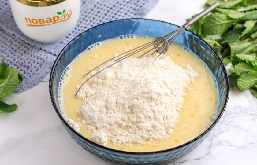 1. Этап. Блины с кукурузными отрубями: Вбейте в емкость куриные яйца, всыпьте соль и сахар, влейте оставшееся молоко и взбейте все 2-3 минуты. Всыпьте пшеничную муку и вмешайте ее в массу. Последним слейте растительное масло, оставляя немного на смазывание сковороды.