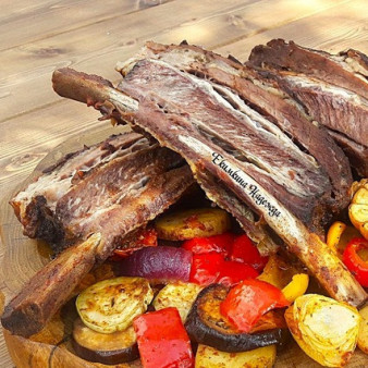 Ребра говяжьи с овощами