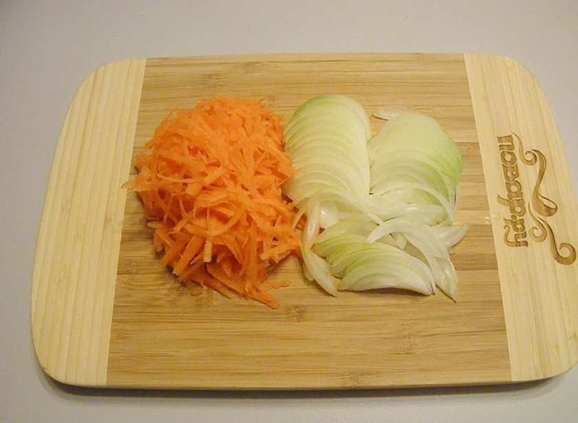 1. Этап. Постные щи из квашеной капусты: Порежьте лук, натрите на терке морковь.