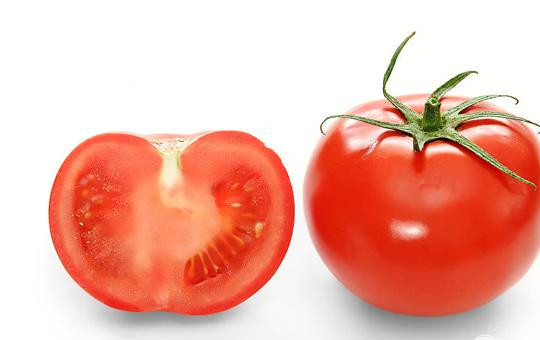 1. Этап. Морская рыба с томатами и зеленью: 1. Помидоры помыть, разрезать пополам, смешать с оливковым маслом, толченым чесноком, паприкой и солью, разложить на противень и держать в духовке около 15 минут при температуре 180-190 градусов. После переложить помидоры в миску и смешать с порубленным базиликом.