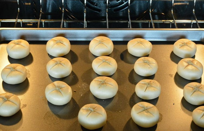 1. Этап. Индийское песочное печенье Нанхатаи: 10. Поместите противень с печеньем в предварительно разогретую до 180 градусов духовку и выпекайте в течение 15 минут. Надрезы в виде крестов должны раскрыться.