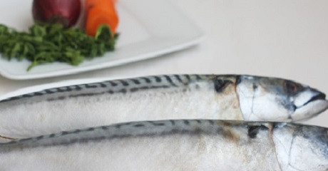 1. Этап. Скумбрия с овощами в фольге: 1. Рыбу необходимо вымыть и очистить от внутренностей и плавников. При желании можно удалить также голову.