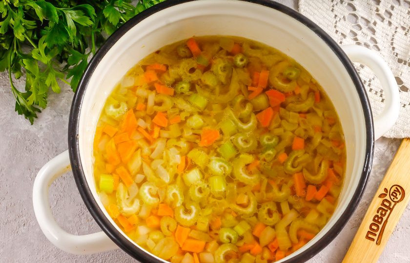 1. Этап. Крем-суп из сельдерея с креветками: Всыпьте соль, овощную приправу, влейте горячую воду и потушите все примерно 3 минуты до мягкости нарезок.