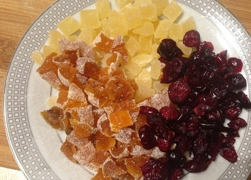 1. Этап. Кекс с клюквой и цукатами Новогодний: Цукаты для кекса можно брать любые, ваши любимые. У меня ананас и кумкват. Очень красиво будет, если цукаты будут разноцветные - желтые, красные, зеленые.