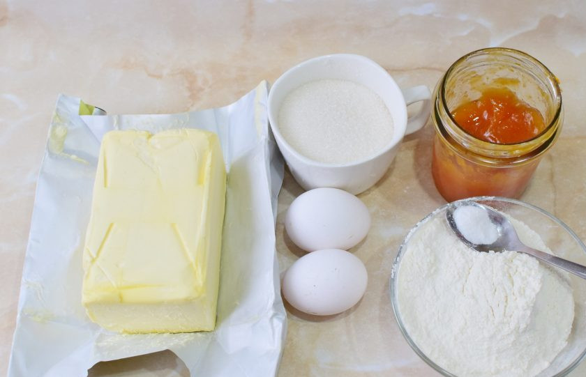 1. Этап. Венский пирог с вареньем: Для приготовления венского пирога подготовьте необходимые ингредиенты. Муку просейте через сито, чтобы насытить её кислородом. Сливочное масло заранее достаньте из холодильника, чтобы оно стало мягкое.