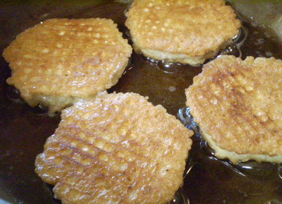 1. Этап. Вафли с фаршем в кляре: 8. Переверните — и обжарьте с другой стороны. Готово!