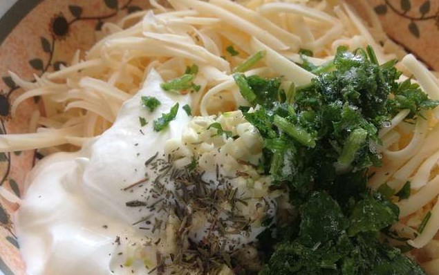 1. Этап. Хачапури из творожного теста с сыром: К сыру добавьте зелень, чеснок, тимьян, сметану и специи, по желанию.