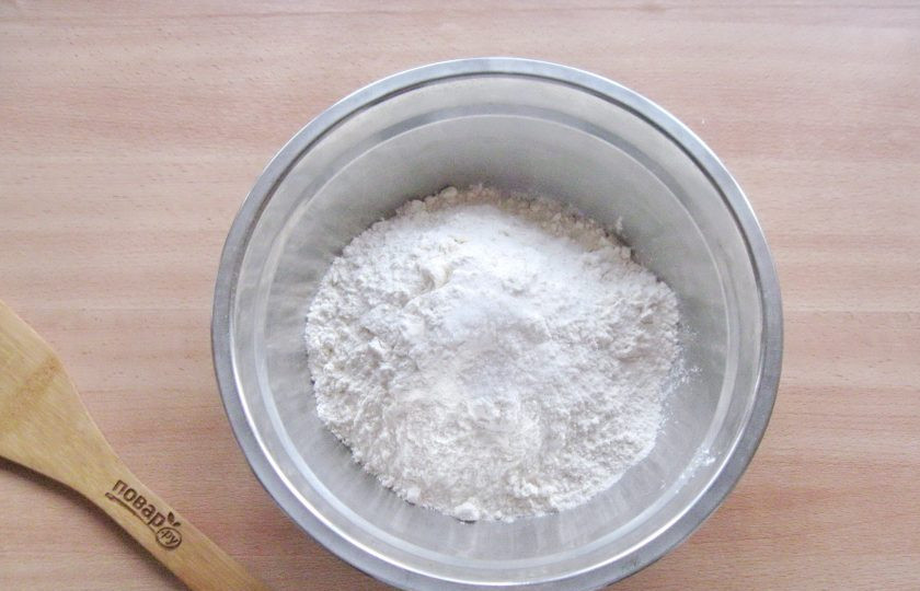 1. Этап. Пельмени из свинины и курицы: Приготовьте тесто. В миску насыпьте муку и соль.