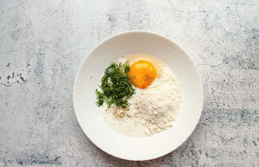 1. Этап. Свинина в кляре в духовке: В чашке смешайте до однородности яйцо, муку, молоко, соль и черный перец.