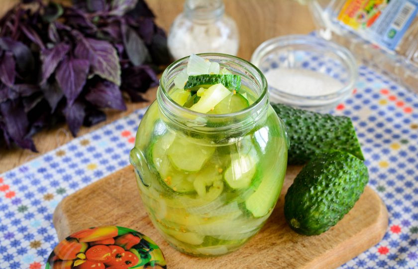 1. Этап. Огурцы Бостон: Салат разложите по чистым простерилизованным банкам.