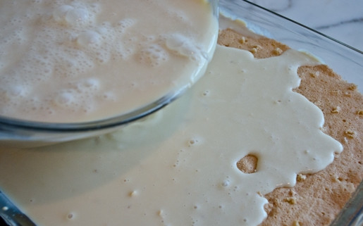 1. Этап. Крем для пропитки коржей: 3. Вылейте крем на корж, стараясь его распределить равномерно. Чтобы корж как следует пропитался, ему нужно не меньше 8 часов, но оно того стоит.