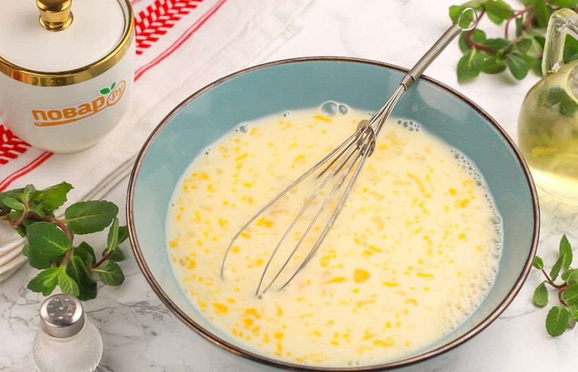 1. Этап. Обычные блины на молоке: Взбейте венчиком примерно 1-2 минуты, вмешивая молоко во взбитые яйца. Можно это сделать с помощью миксера или блендера.