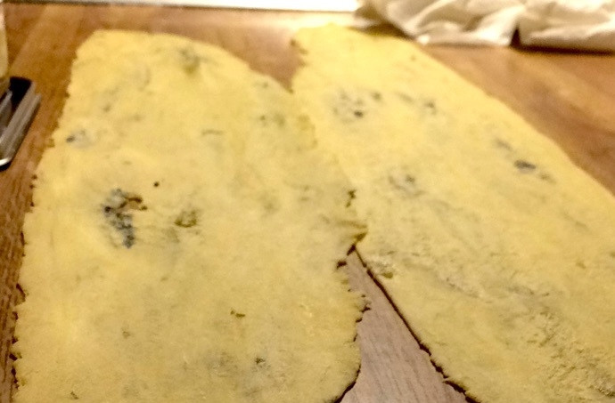 1. Этап. Самодельная паста: 5. Полученный пласт разделите на 2 части.