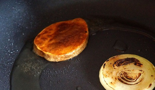 1. Этап. Бенедикт по-сибирски: С обеих сторон, конечно. Когда перевернете, чуть посолить.