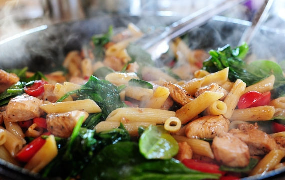 1. Этап. Паста Флорентина с курицей: 4. Залейте в сковороду бульон, добавьте чеснок и готовьте пасту 5-7 минут.