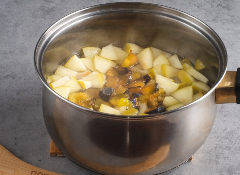 1. Этап. Маседуан: Затем кусочки груши и сливы варим ещё 2-3 минуты.