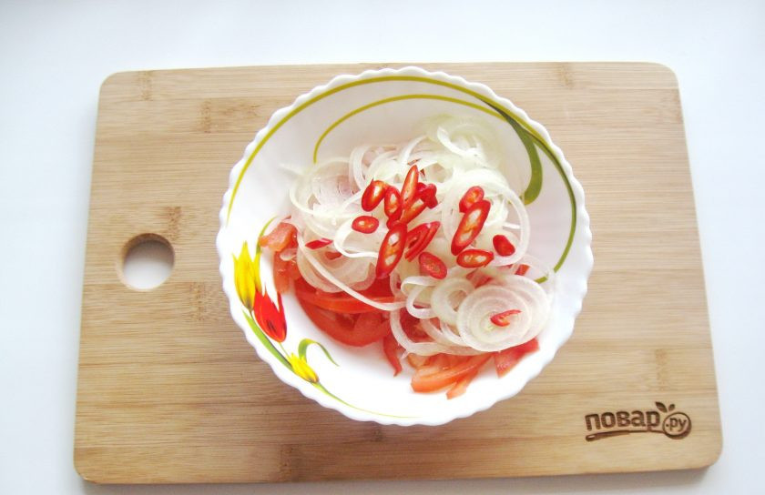 1. Этап. Шакароб: По желанию добавьте красный стручковый перец, который предварительно нарежьте.