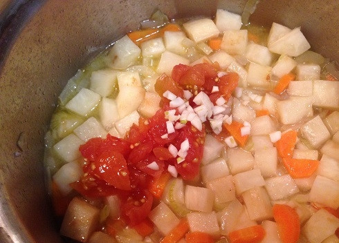 1. Этап. Суп с фасолью и шпинатом: 5. Отправляем в кастрюлю помидоры и чеснок. Посолим и добавим оставшееся количество воды или бульона (лучше добавлять горячую воду). Варим минут 10-15.