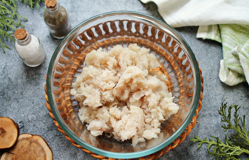 1. Этап. Котлеты из судака и креветок: Судака очистите от чешуи, внутренностей, удалите голову и сделайте из него филе. Удалите кожу, кости и прокрутите дважды через мясорубку с мелкой решеткой.