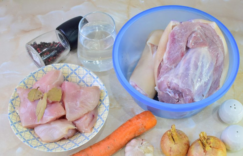 1. Этап. Холодец из рульки и индейки: Чтобы приготовить холодец, подготовьте все необходимые ингредиенты. Мясо у меня уже вымочено и промыто. Можно сразу приступать к варке.