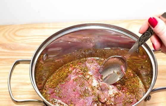 1. Этап. Быстрый маринад для свинины: 7. Свинину вымыть, просушить и нарезать порционными кусочками, в зависимости от того, как именно она будет готовится. Отправить мясо в маринад и постараться сделать так, чтобы он полностью покрыл кусочки свинины. Уже через 20 минут можно приступать к приготовлению мяса, но при желании можно оставить свинину в маринаде и на более длительный срок.