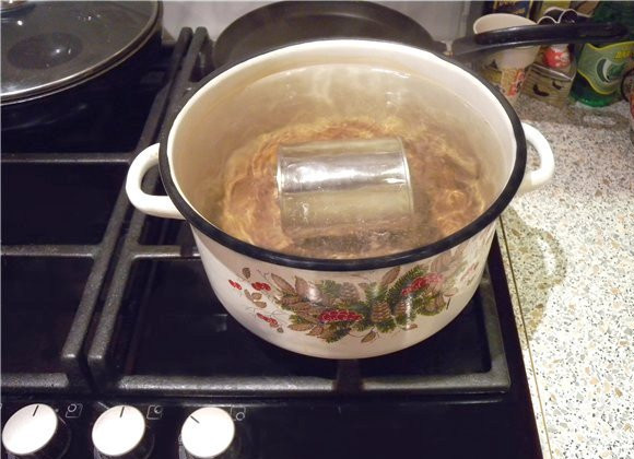 1. Этап. Орешки на десерт: Сварите банку сгущенки. Если не хотите возиться – можно приобрести уже варенную.