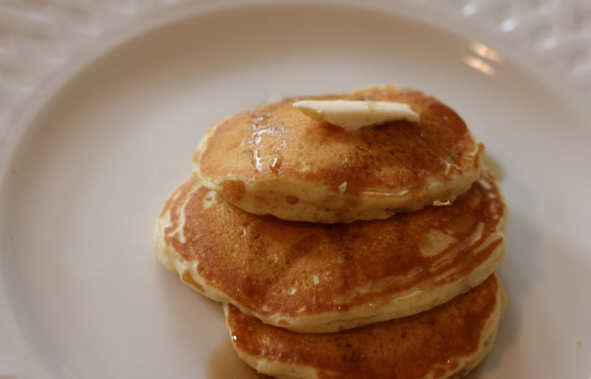 1. Этап. Пышные оладушки на молоке: Готовые пышные оладушки на молоке подавать можете с медом или маслом. Приятного чаепития!