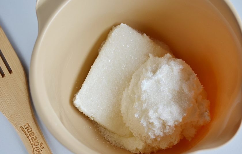 1. Этап. Тыквенный рулетик: Для крема взбейте сливки с творожным сыром и сахаром.