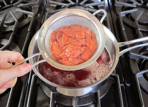 1. Этап. Клубничный сироп: 4. Через 20 минут, когда ягоды утратят свой цвет, а сироп станет красным, слейте жидкость в другую кастрюлю, а ягоды выберите ситом (ни с коем случае не давите их!.)