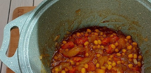 1. Этап. Облепиховое чатни к котлетам из индейки: Через полчаса чатни готово. Даже солнышко обрадовалось этому обстоятельству. Время приготовления достаточно для того, чтобы ингредиенты объединились и закарамелизировались. Но самые жесткие части: лук и облепиха остаются слегка альденте. Это очень вкусно и текстурно. Считается, что чатни следует употреблять не сразу, а дать ему вызреть, хотя бы несколько дней. За это время соус полностью раскрывает свои вкусы. Я обычно готовлю немного и больше недели у нас чатни не живет.