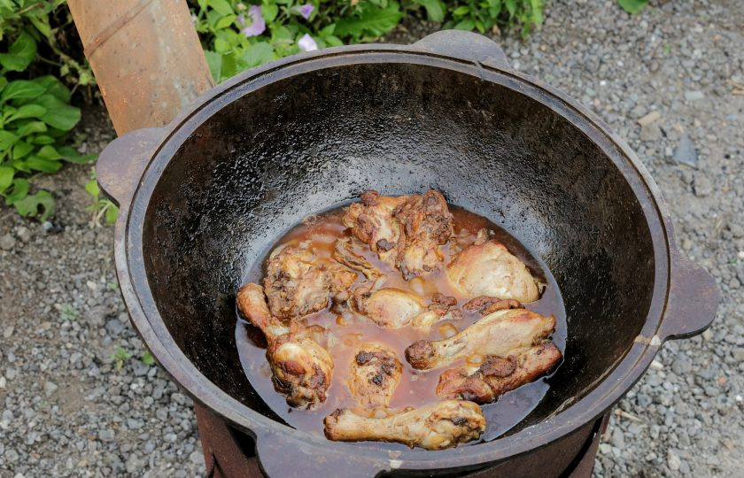 1. Этап. Куриные окорочка в казане на костре: За 5 минут до готовности, можно открыть крышку и всё перемешать.