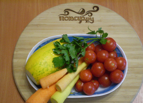 1. Этап. Сыроедческая кабачковая икра: Подготовим овощи: все тщательно вымоем. С кабачка необходимо снять кожуру. Морковь — почистить.