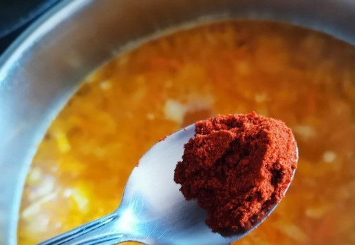 1. Этап. Суп Метис: Всыпать соль, паприку и