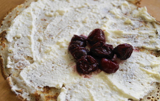 1. Этап. Тонкие блинчики с творогом: Намазываем слой творога на блинчики и в середину выкладываем вишню.