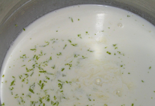 1. Этап. Торт Малиновая роскошь: Приготовьте панна котту. Желатин замочите в холодной воде (2-3 ст. л.). Молоко и сливки смешайте с цедрой лайма и лаймовым соком. Подогрейте, не доводя до кипения (не более 80*С). Снимите с огня, добавьте желатин, размешайте до полного растворения.